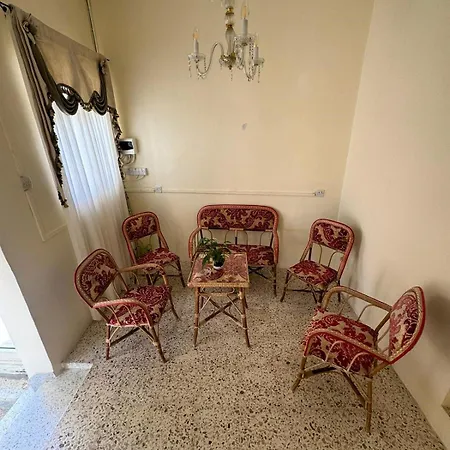 Gazde/Camere de închiriat Nina