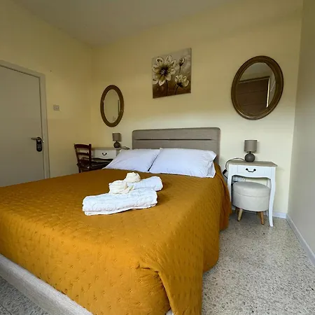 Gazde/Camere de închiriat Nina *