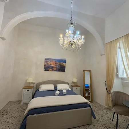 Gazde/Camere de închiriat Nina *